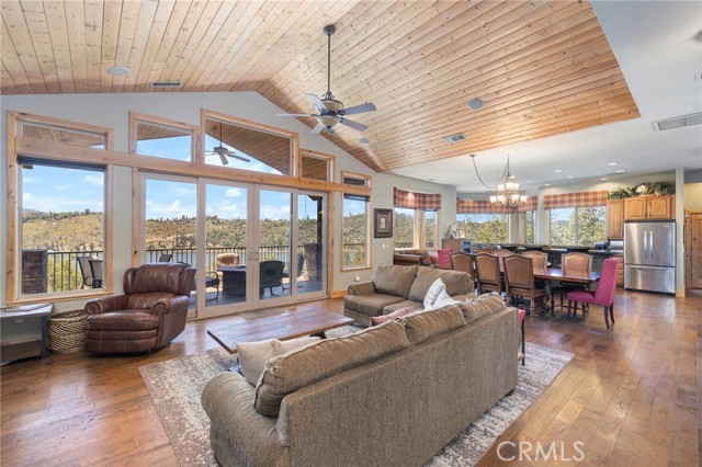 39828 Granite Ridge Lane, Bass Lake CA: https://media.crmls.org/medias/c9deeced-859a-4c30-aa87-9c287c1d3708.jpg