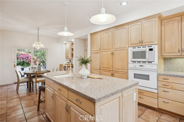 993 Las Palmas Way, San Luis Obispo CA: https://media.crmls.org/medias/c9e0c330-56ba-4cb3-a8d4-114f2674e981.jpg