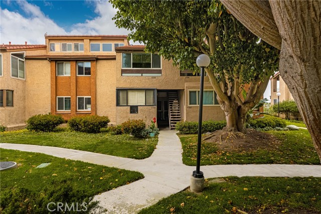 Detail Gallery Image 2 of 42 For 17110 Bluewater Ln, Huntington Beach,  CA 92649 - 1 Beds | 1/1 Baths