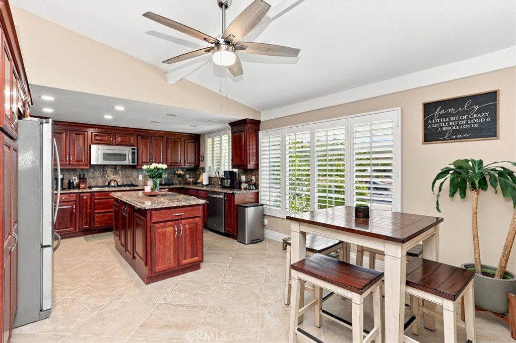 https://media.crmls.org/medias/c9e4e3bc-84ab-4110-88e5-0440a228102a.jpg?preset=X-Large