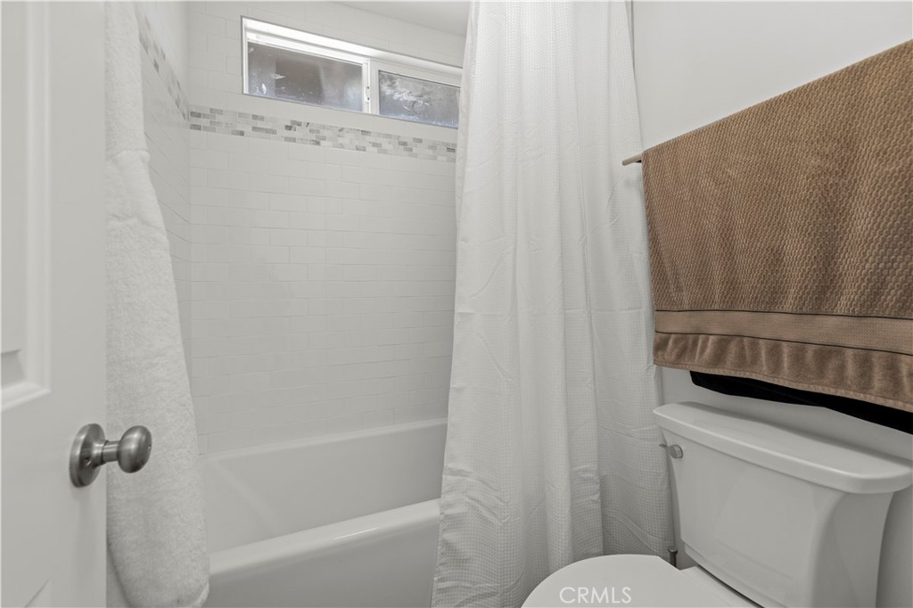 https://media.crmls.org/medias/c9e88769-4dd0-43ed-ba27-e483ec13b538.jpg?preset=X-Large