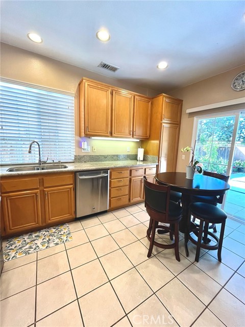 Detail Gallery Image 5 of 17 For 52 Danbury Ln, Irvine,  CA 92618 - 3 Beds | 2/1 Baths
