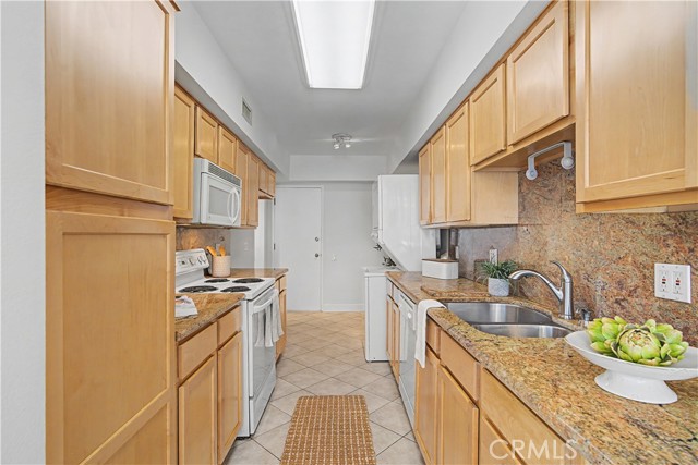 Detail Gallery Image 5 of 33 For 4915 Tyrone #126,  Sherman Oaks,  CA 91423 - 2 Beds | 2 Baths