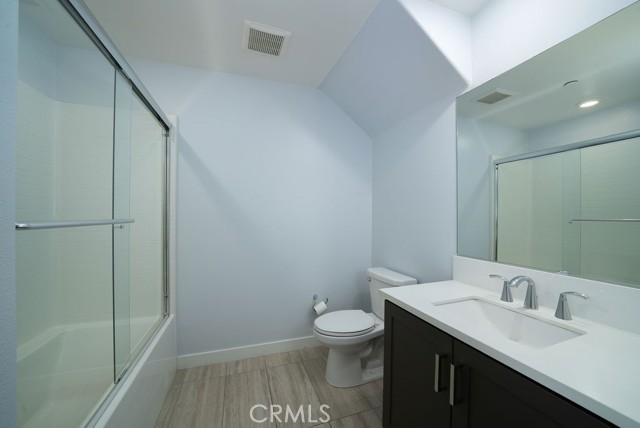 Detail Gallery Image 13 of 37 For 430 Transport, Tustin,  CA 92782 - 4 Beds | 3/1 Baths