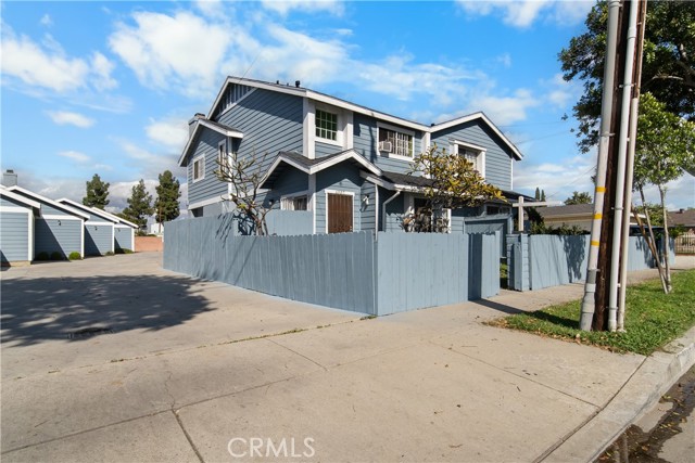 Detail Gallery Image 2 of 18 For 6927 Lanto, Commerce,  CA 90040 - 3 Beds | 3 Baths