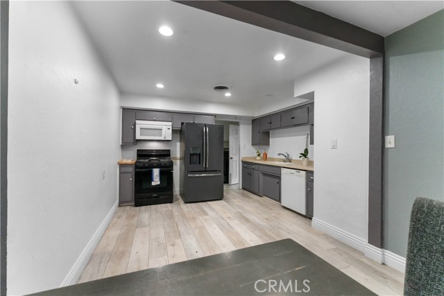 Detail Gallery Image 12 of 27 For 44410 Loneoak, Lancaster,  CA 93534 - 4 Beds | 2 Baths