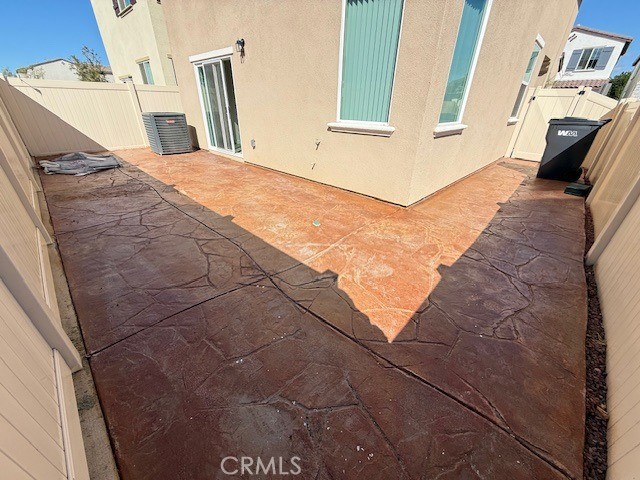 https://media.crmls.org/medias/c9ec466a-71a7-4ae7-8ef8-4d8fe12dc6e1.jpg?preset=X-Large
