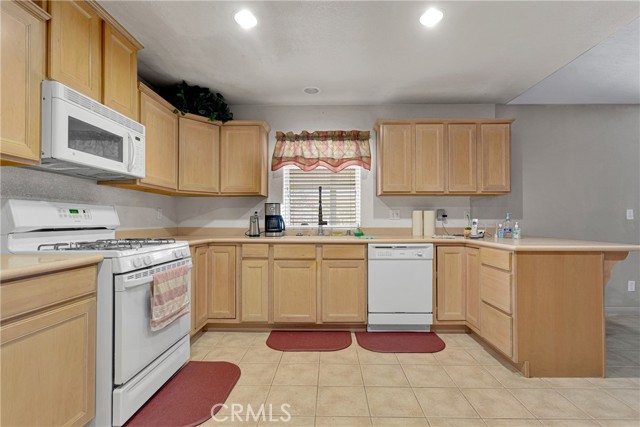 Detail Gallery Image 14 of 53 For 13935 Rincon Rd, Apple Valley,  CA 92307 - 4 Beds | 2/1 Baths