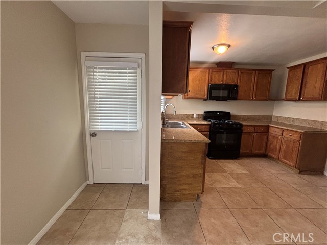 Detail Gallery Image 5 of 24 For 7447 Loma Verde Ave, Canoga Park,  CA 91303 - 3 Beds | 2 Baths