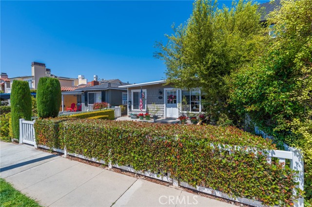 Detail Gallery Image 6 of 18 For 711 Goldenrod Ave, Corona Del Mar,  CA 92625 - 3 Beds | 1 Baths