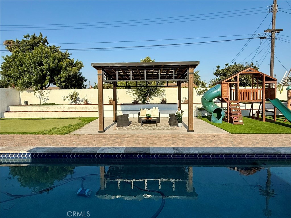 https://media.crmls.org/medias/c9ee803d-42f7-4144-bc88-9d73dfb15b10.jpg?preset=X-Large