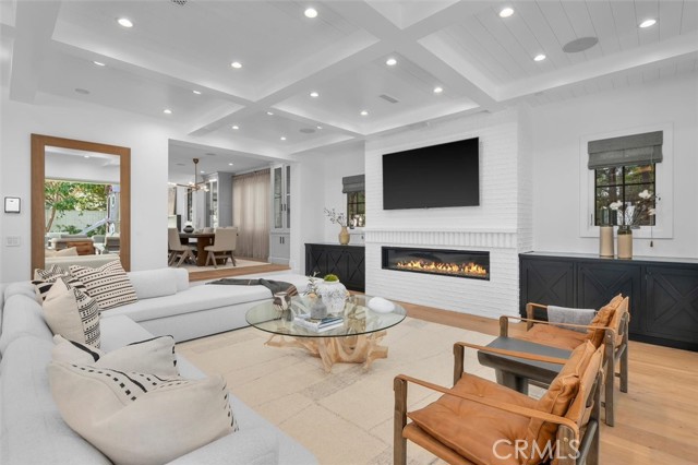 Detail Gallery Image 2 of 75 For 676 18th St, Manhattan Beach,  CA 90266 - 6 Beds | 6/2 Baths