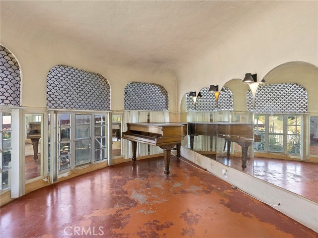 8618 La Tuna Canyon Road, Sun Valley CA: https://media.crmls.org/medias/c9f39272-c8d3-418f-839d-e8135c40c0df.jpg