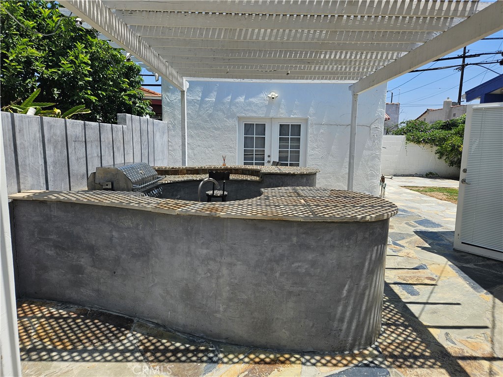 https://media.crmls.org/medias/c9f42762-bdf1-4aed-ac0b-66f72a7d7265.jpg?preset=X-Large