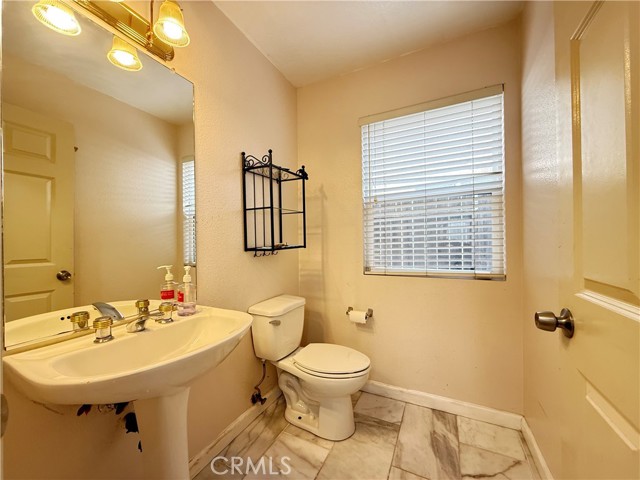 Detail Gallery Image 10 of 24 For 9030 Hayvenhurst Ave, North Hills,  CA 91343 - 4 Beds | 2/1 Baths