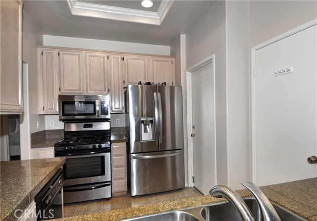 Stainless steel appliances, walk in pantry and direct access to 1 garage.