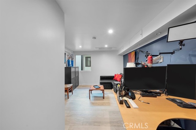 Detail Gallery Image 14 of 27 For 760 Manhattan Beach Blvd #B,  Manhattan Beach,  CA 90266 - 3 Beds | 3 Baths