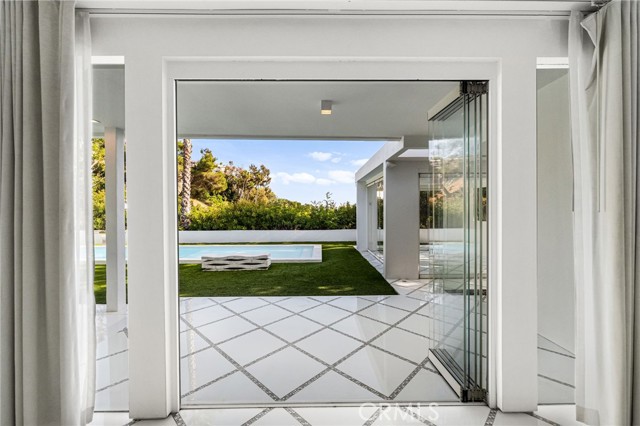 1046 N Hillcrest Road, Beverly Hills CA: https://media.crmls.org/medias/c9f95969-6304-40ee-bb8a-48aedc2ba540.jpg