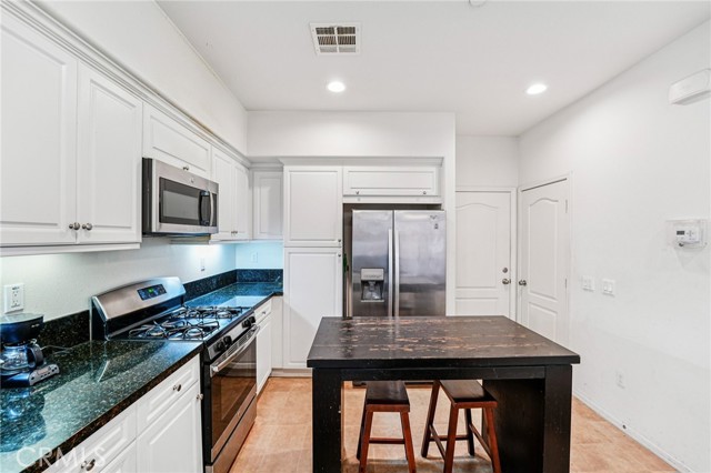 Detail Gallery Image 8 of 44 For 1951 W Provost Pl, San Bernardino,  CA 92407 - 3 Beds | 3 Baths