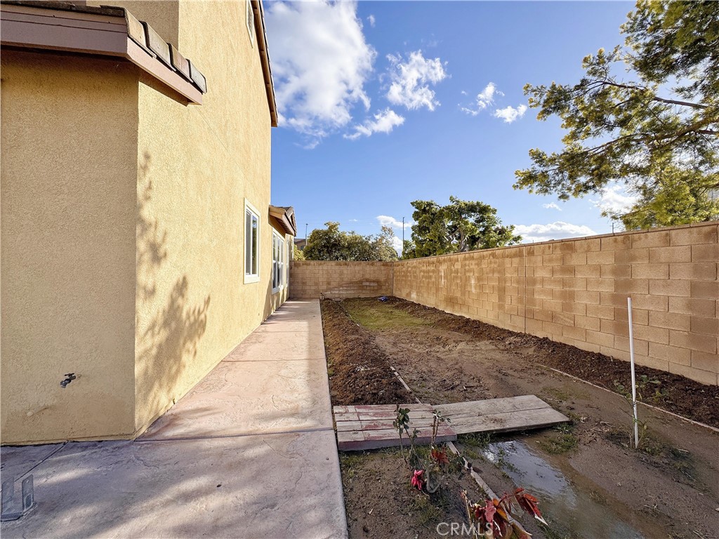 https://media.crmls.org/medias/c9fc4f44-b2dc-4f19-aa0a-0cb0af8aaaeb.jpg?preset=X-Large