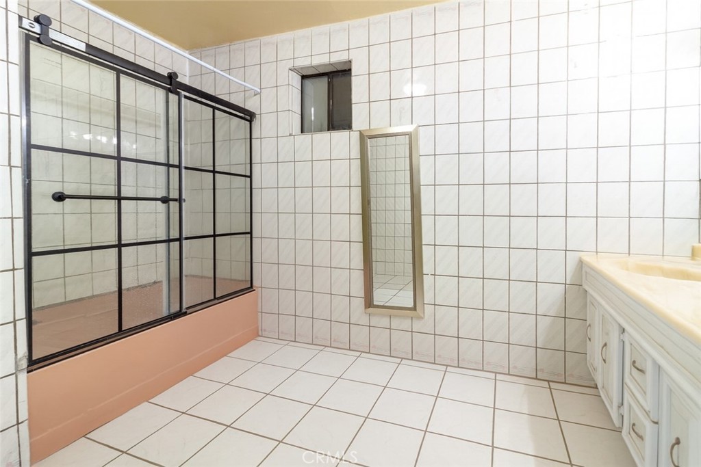 https://media.crmls.org/medias/c9fc5fce-211e-4638-b946-b7ca66a64e1d.jpg?preset=X-Large