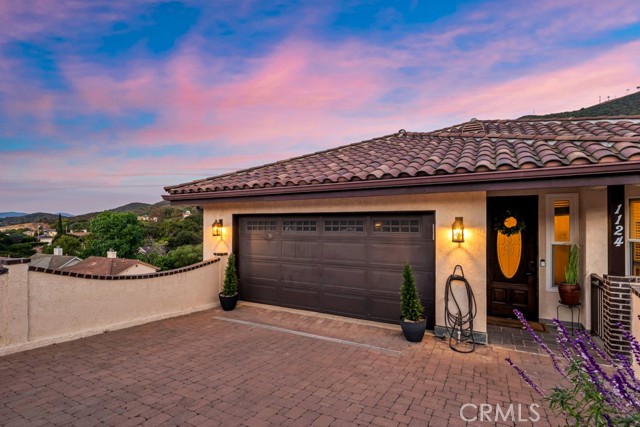 1124 Kathleen Drive, Newbury Park CA: https://media.crmls.org/medias/c9fcd8b3-330e-4c23-83a8-f4b3f63c3359.jpg