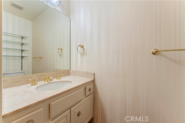 Detail Gallery Image 13 of 21 For 1567 Westholme 4a,  Los Angeles,  CA 90024 - 2 Beds | 2/1 Baths