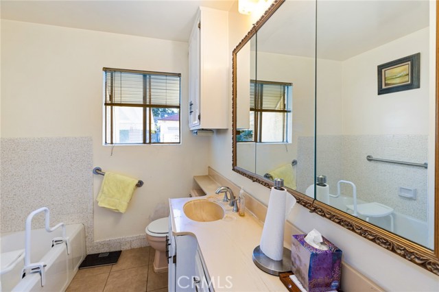 Detail Gallery Image 4 of 24 For 6053 North Lakewood Bld, Lakewood,  CA 90712 - 3 Beds | 1 Baths