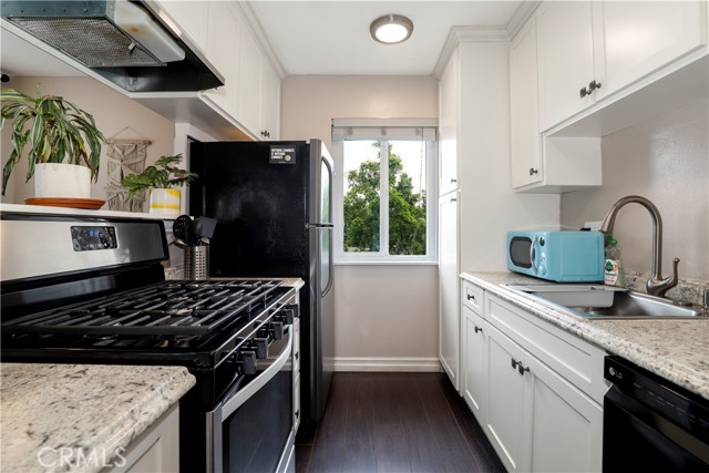 2114 India Street, Los Angeles CA: https://media.crmls.org/medias/c9febaba-138c-4c03-a2f0-97510094e686.jpg