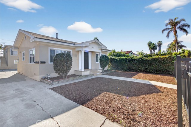 Detail Gallery Image 3 of 38 For 1300 W 90th St, Los Angeles,  CA 90044 - 6 Beds | 3 Baths