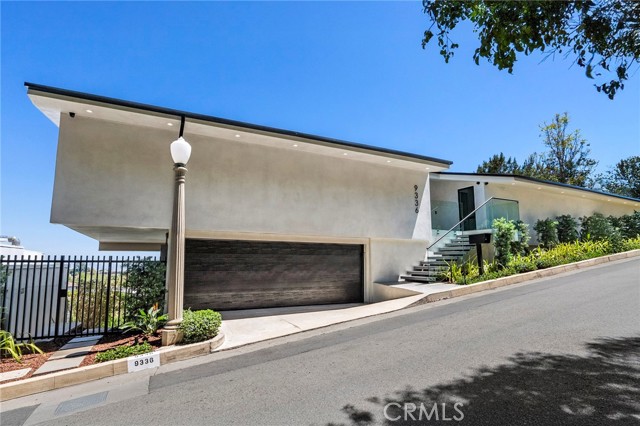 Detail Gallery Image 1 of 35 For 9336 Lloydcrest Dr, Beverly Hills,  CA 90210 - 3 Beds | 2 Baths