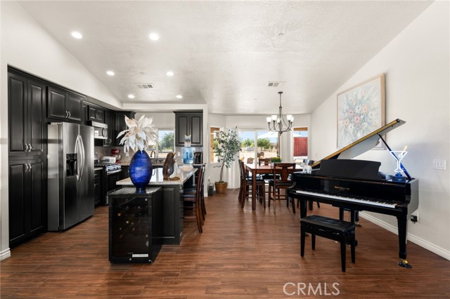 Detail Gallery Image 8 of 56 For 10779 Mills Rd, Apple Valley,  CA 92308 - 4 Beds | 3 Baths