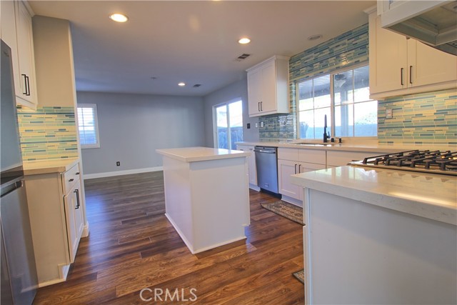 Detail Gallery Image 4 of 19 For 29572 Clear View, Highland,  CA 92346 - 4 Beds | 2/1 Baths