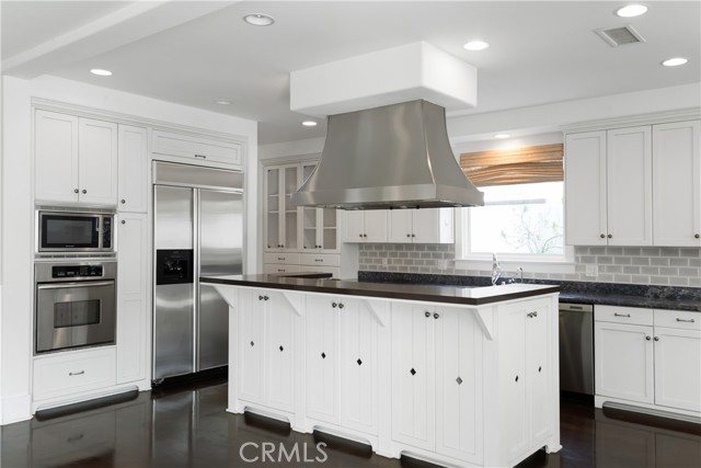 Chef's Kitchen with 6 burner Viking Range with griddle and eat at island.