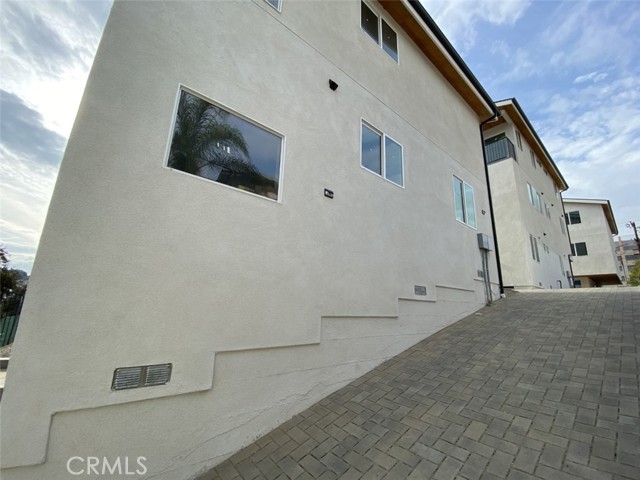 1031 N Cummings Street, Los Angeles CA: https://media.crmls.org/medias/ca04ec85-dfcd-4b89-8f32-a51f1983ccc6.jpg