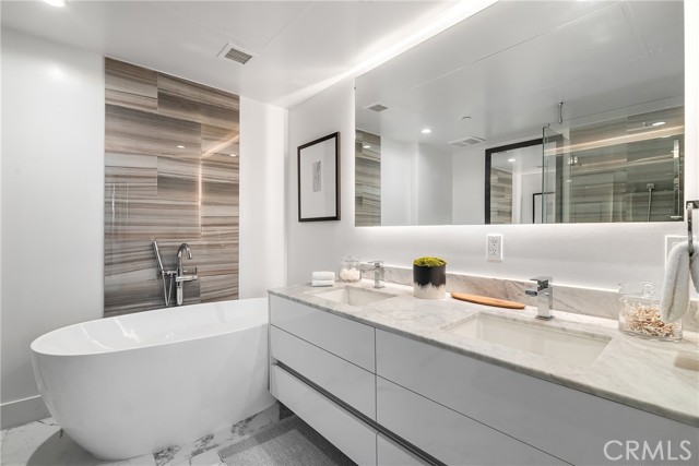 Detail Gallery Image 15 of 26 For 1345 Havenhurst Dr #4,  West Hollywood,  CA 90046 - 2 Beds | 2/1 Baths