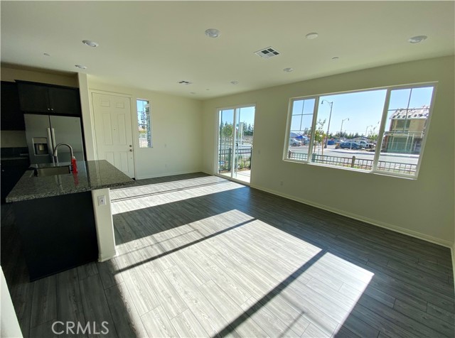 Detail Gallery Image 5 of 15 For 16620 Wyndham Ln #11,  Fontana,  CA 92336 - 3 Beds | 3 Baths