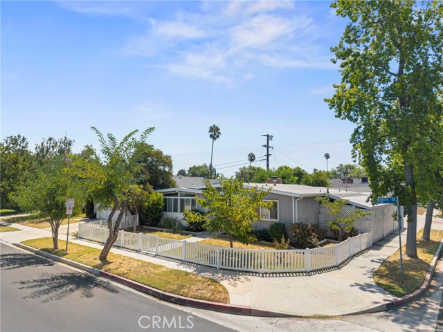 Detail Gallery Image 4 of 37 For 17156 Bullock St, Encino,  CA 91316 - 3 Beds | 2 Baths