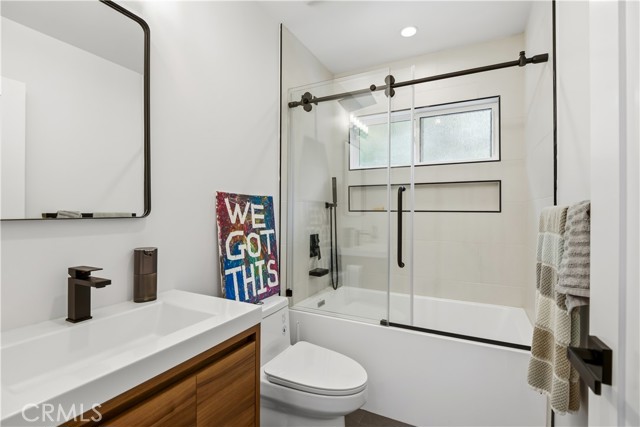 Detail Gallery Image 18 of 36 For 22637 Erwin St, Woodland Hills,  CA 91367 - 6 Beds | 5/1 Baths