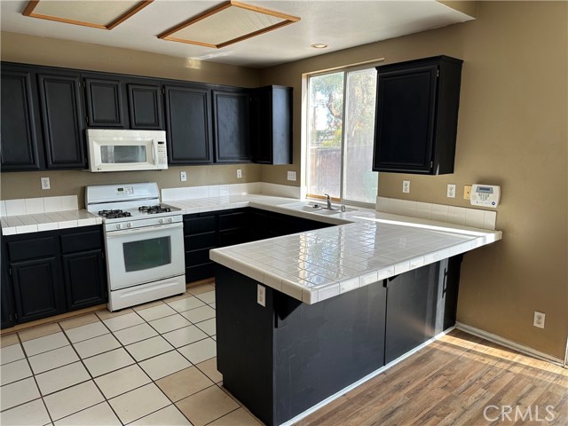 Detail Gallery Image 7 of 14 For 323 Camden Ct, Corona,  CA 92879 - 3 Beds | 2/1 Baths