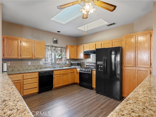 Detail Gallery Image 12 of 34 For 14621 Carob St, Victorville,  CA 92394 - 4 Beds | 3 Baths