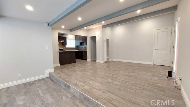 Detail Gallery Image 6 of 35 For 8649 Cantaloupe Ave, Panorama City,  CA 91402 - 3 Beds | 3 Baths