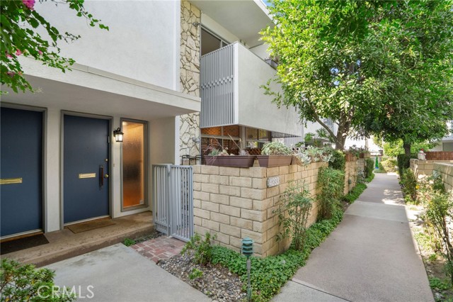 Detail Gallery Image 2 of 19 For 4233 W Sarah St #27,  Burbank,  CA 91505 - 2 Beds | 2/1 Baths