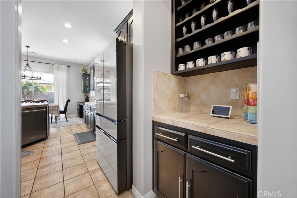 https://media.crmls.org/medias/ca16763f-4aea-4a1f-b749-d65f27f003e7.jpg?preset=X-Large