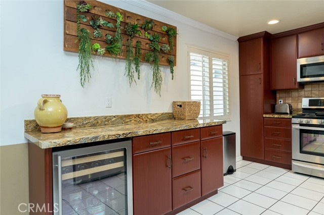 Detail Gallery Image 12 of 35 For 9418 via Yolanda, Burbank,  CA 91504 - 3 Beds | 3 Baths