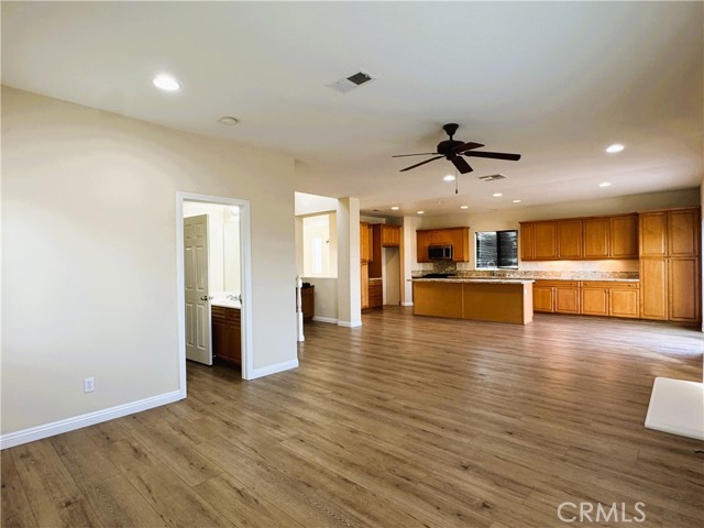 Detail Gallery Image 4 of 22 For 27524 Autumn Cir, Moreno Valley,  CA 92555 - 4 Beds | 3 Baths