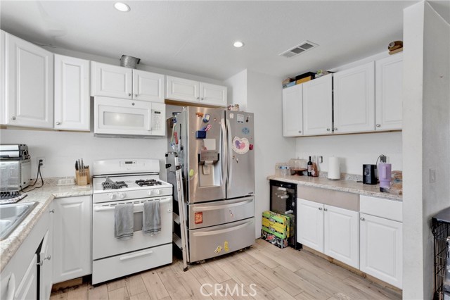 Detail Gallery Image 4 of 32 For 14961 S Culver Rd, Victorville,  CA 92394 - 4 Beds | 2 Baths