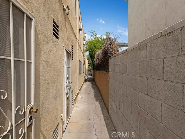 7049 Vassar Avenue, Canoga Park CA: https://media.crmls.org/medias/ca1dfa3a-9f2b-4bd2-ad69-3679b09a99af.jpg