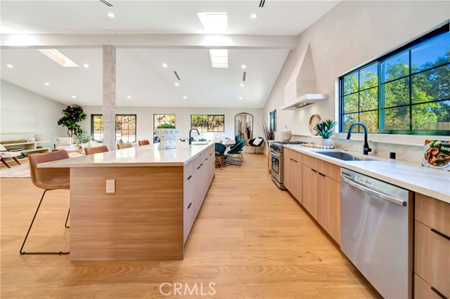 5534 Pattilar Avenue, Woodland Hills CA: https://media.crmls.org/medias/ca1f8c50-2a9e-4f49-88cd-a64f463bb983.jpg