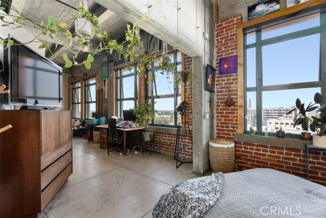 100 W 5th Street, Long Beach CA: https://media.crmls.org/medias/ca20a408-3095-4483-808e-a64e94580bb3.jpg